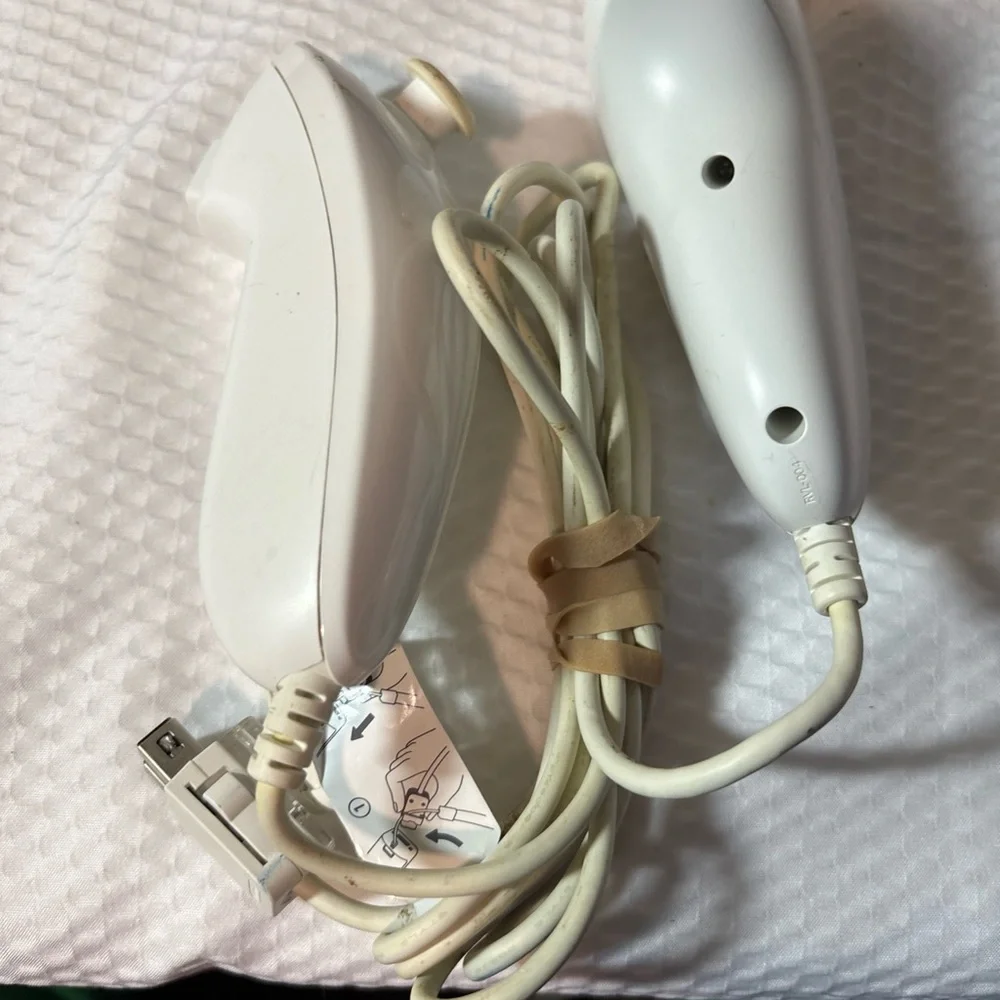 Nintendo RVL001 Wii Red Console Zumba, The Hunt, Deal Or No Deal White Nunchucks